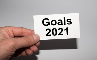 卡片上的信息:2021年目标，商人手中。