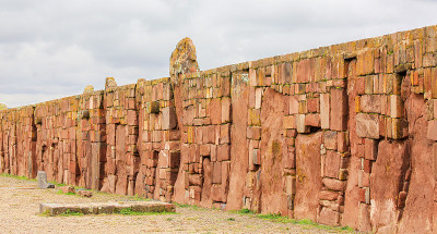 玻利维亚西部Tiwanaku (Tiahuanaco)考古遗址的石墙。