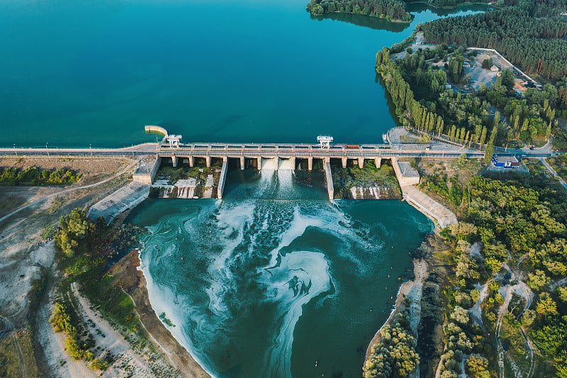 航拍水库流水混凝土坝全景，水电站