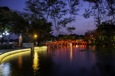 河内红桥夜景。还剑湖上的红漆木桥连接着湖岸和玉山寺所在的玉岛