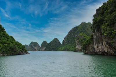 在越南的下龙湾，一个晴朗的夏日