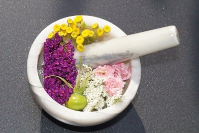 用天然草药代替