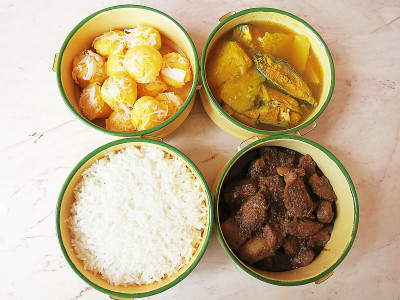 泰国，向一位佛教僧侣施舍食物