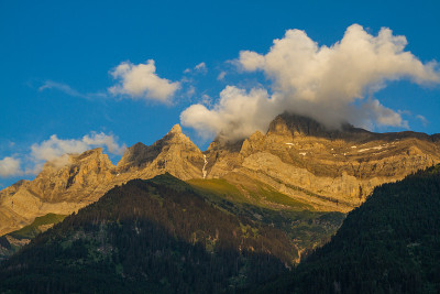 山凹痕杜米迪，Champéry，瑞士(日落，夏天)