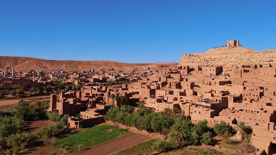全景图雄伟的摩尔人ksar Ait Benhaddou，联合国教科文组织世界遗产，与历史悠久的壤土建