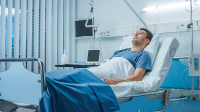 男病人躺在医院的病床上。干净平静的临床病房。
