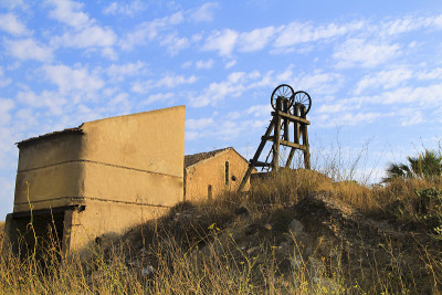 La Union村废弃建筑和矿山机械的残骸