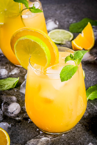 夏季的柑橘酒配橙子和酸橙