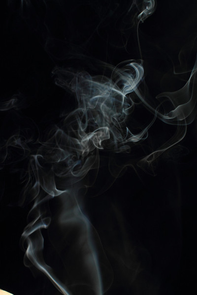 黑色背景上的白色烟雾纹理