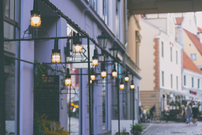 夜晚城市里加的夏日街头生活