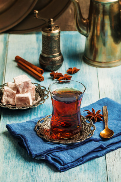 正宗的土耳其茶和玻璃杯
