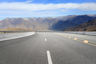 空旷的公路和遥远的山脉，中国