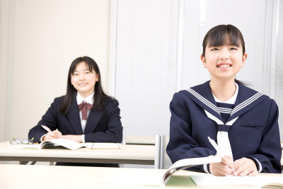 女子初中生在学院学习