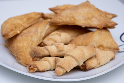 白盘子上放着脆饼。聚会了