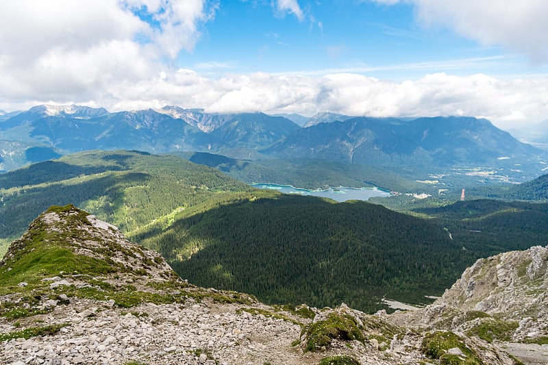 美丽的徒步旅行和攀登Zugspitze附近的埃尔瓦尔德和艾比西，德国最高的山