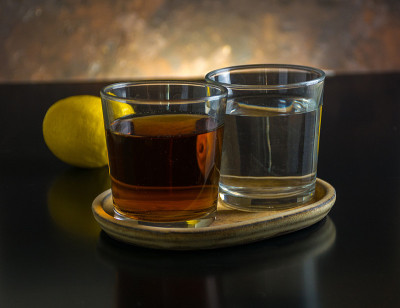 两杯龙舌兰酒