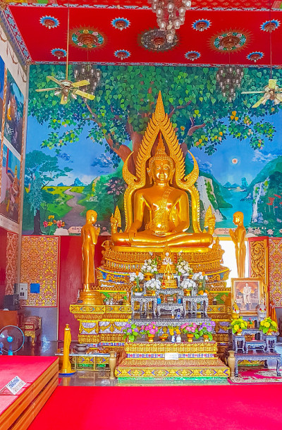 泰国苏梅岛的白林寺内有金佛雕像和丰富多彩的佛教绘画画廊和艺术