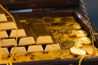 成堆的金条和金币，选择性聚焦