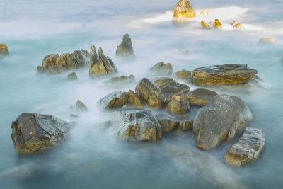 漂浮在海面上的礁石