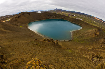 位于克拉夫拉火山区的维提火山口，里面有湖
