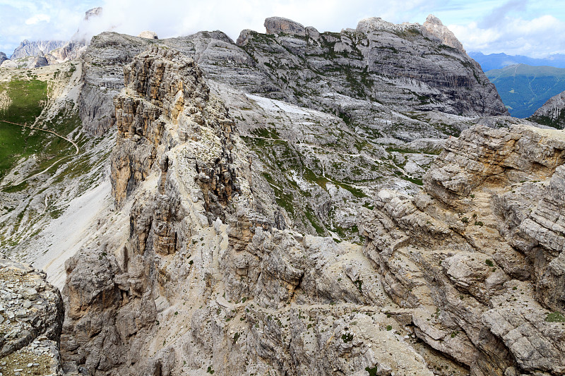 在via ferrata Alpinisteig和Sexten白云石山全景的台阶