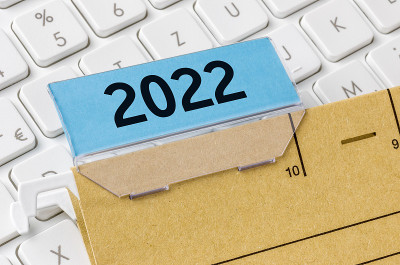 一个棕色的文件夹标记为2022