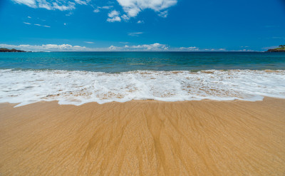 夏威夷马勒湾的沙滩和冲浪
