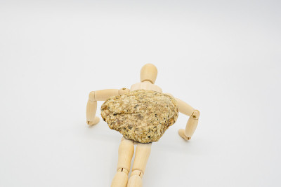一个在石头上做俯卧撑的禁欲绘画娃娃