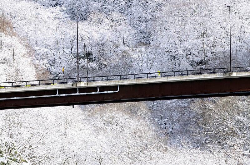 白雪覆盖的山脉和桥梁