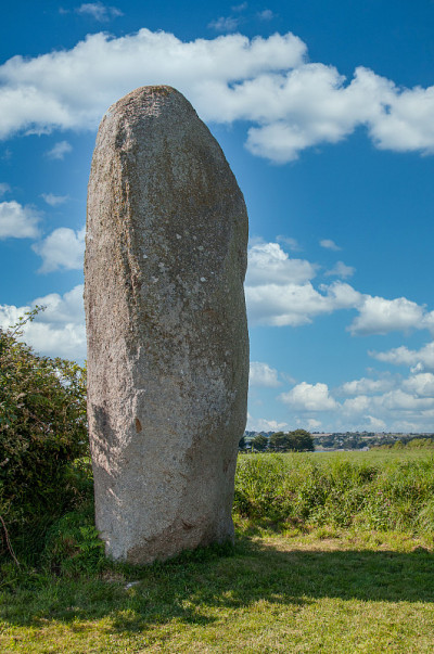 法国布列塔尼的一片草地上，蓝天下的Menhir