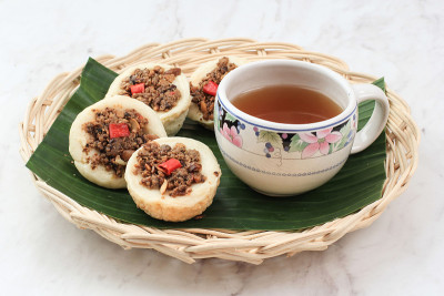 Kue Talam Oncom，来自印尼的传统蒸杯蛋糕，有Oncom浇头。