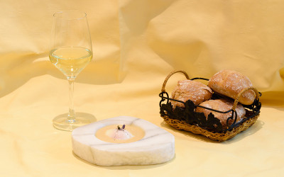 Bodegon鸡蛋，面包和葡萄酒