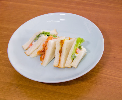 美味的三明治配火腿蔬菜面包，自制三明治，健康食品