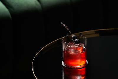 在夜总会餐厅的玻璃桌上放着新鲜的鸡尾酒杯