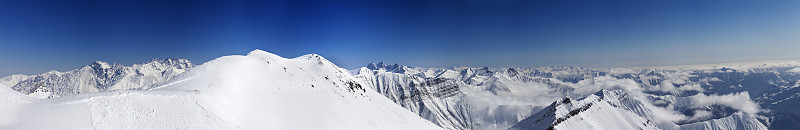 雪山全景与雪道斜坡