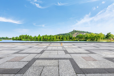 城市公园的空旷广场和青山自然景观