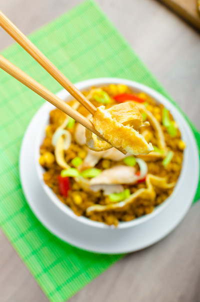 咖喱鸡饭配脆饼