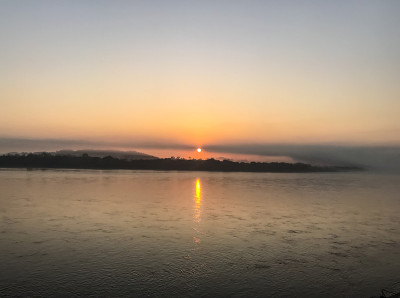 日出时宽阔的沼泽河岸