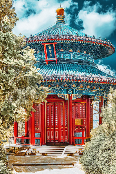 景山公园，又称煤山，靠近紫禁城，关庙亭。北京。