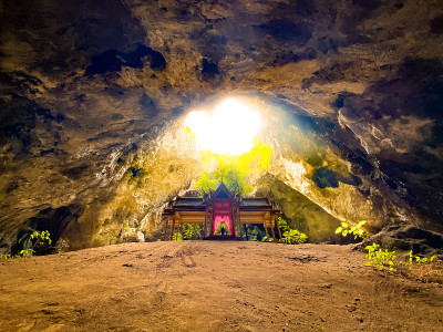 泰国帕拉雅·那空洞，Khua Kharuehat亭庙，位于泰国巴育普·基里汗Khao Sam Roi