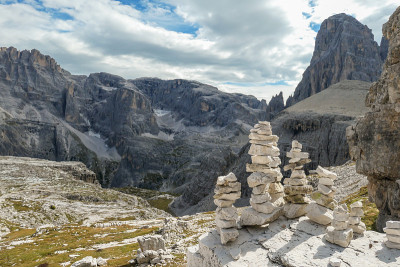 Oberbachernspitze -一片满是石人的土地。在后面是意大利白云岩的高链，笼罩在晨雾中。