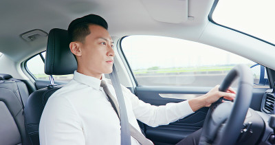 商业亚洲人驾驶汽车