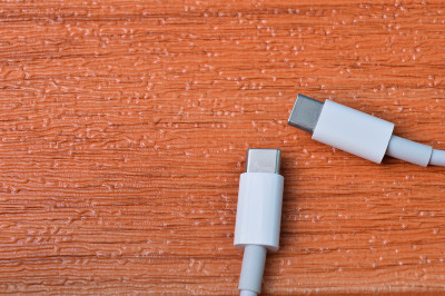 USB - c型电缆隔离在木制背景上
