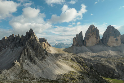 全景捕捉著名的Tre Cime di Lavaredo (Drei Zinnen)和周围的山脉在意大