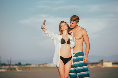 快乐的夏日自拍年轻夫妇