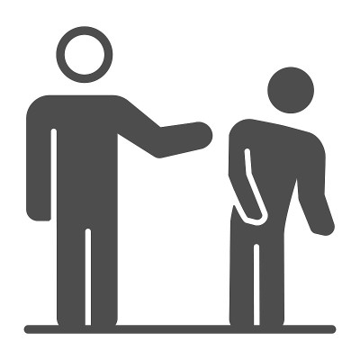 白色男子踢黑人男子的轮廓固体图标，概念，种族斗争标志上的白色背景，一个人踢另一个图标在字形风格。矢量