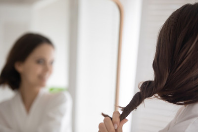 女人的特写显示浓密健康的头发
