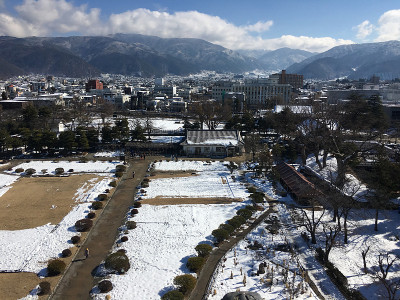 日本长野松本市被雪覆盖的鸟瞰图