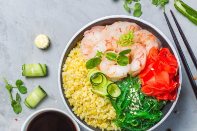 波克，夏威夷菜。干小麦，虾，生菜，腌姜。俯视图，在一个灰色背景的特写，水平
