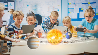 一组学生在科学课上使用数字平板电脑和增强现实软件，看太阳系的教育3D动画。特效，特效渲染